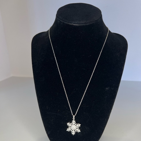 NWT Silver Plated Diamond Accent Snowflake Pendant Necklace 17” Chain - Picture 3 of 8